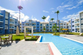 Beautiful Condo with pool, short walk 2 Everything